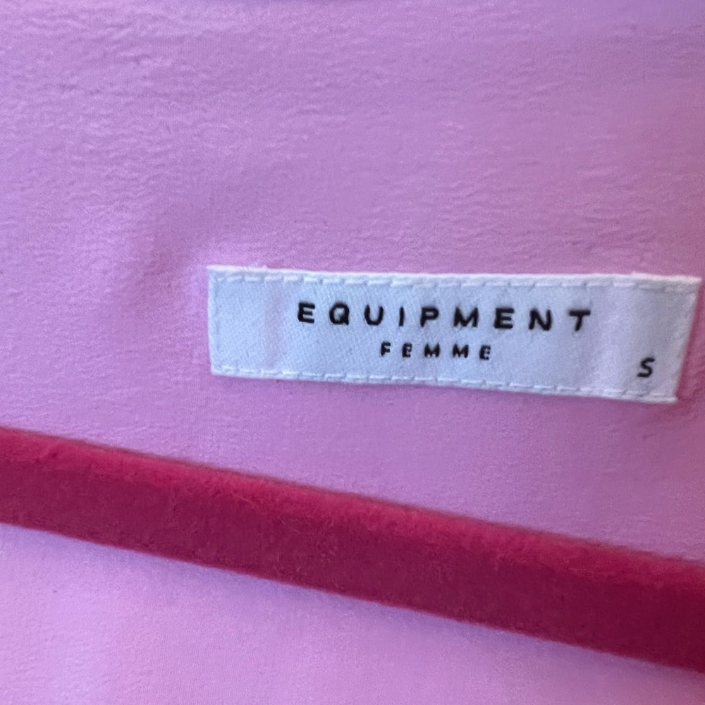 🎀Equipment silk button down.🎀 - Picture 6 of 6